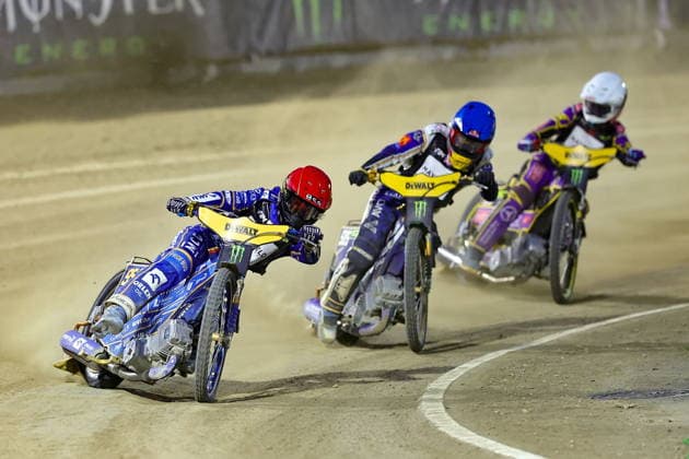 08.08.2026 RYGA (LOTWA) - BIKERNIEKI SPEEDWAY STADIUM, ZUZEL (SPEEDWAY), INDYWIDUALNE MISTRZOSTWA SWIATA (FIM SPEEDWAY World Championship, WM, Weltmeisterschaft GRAND PRIX 2026) - DEWALT FIM SPEEDWAY GRAND PRIX OF LATVIA - RIGA; RUNDA 8 NZ BARTOSZ ZMARZLIK NA PROWADZENIU W BIEGU FINALOWYM, Z TYLU ROBERT LAMBERT I KACPER WORYNA FOTO PAWEL WILCZYNSKI CYFRASPORT NEWSPIX.PL --- newspix.pl 