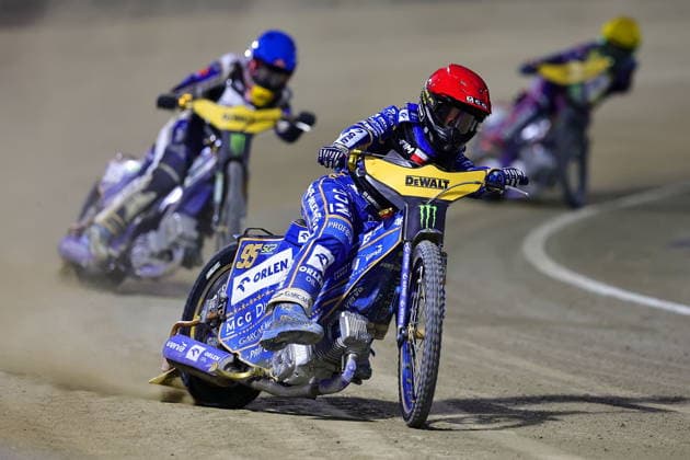08.08.2026 RYGA (LOTWA) - BIKERNIEKI SPEEDWAY STADIUM, ZUZEL (SPEEDWAY), INDYWIDUALNE MISTRZOSTWA SWIATA (FIM SPEEDWAY World Championship, WM, Weltmeisterschaft GRAND PRIX 2026) - DEWALT FIM SPEEDWAY GRAND PRIX OF LATVIA - RIGA; RUNDA 8 NZ BARTOSZ ZMARZLIK NA PROWADZENIU W BIEGU FINALOWYM, Z TYLU ROBERT LAMBERT, BRADY KURTZ I KACPER WORYNA FOTO PAWEL WILCZYNSKI CYFRASPORT NEWSPIX.PL --- newspix.pl 