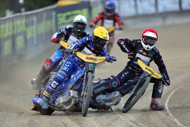 08.08.2026 RYGA (LOTWA) - BIKERNIEKI SPEEDWAY STADIUM, ZUZEL (SPEEDWAY), INDYWIDUALNE MISTRZOSTWA SWIATA (FIM SPEEDWAY World Championship, WM, Weltmeisterschaft GRAND PRIX 2026) - DEWALT FIM SPEEDWAY GRAND PRIX OF LATVIA - RIGA; RUNDA 8 NZ BARTOSZ ZMARZLIK (KASK ZOLTY) I KAI HUCKENBECK (KASK CZERWONY) FOTO PAWEL WILCZYNSKI CYFRASPORT NEWSPIX.PL --- newspix.pl 
