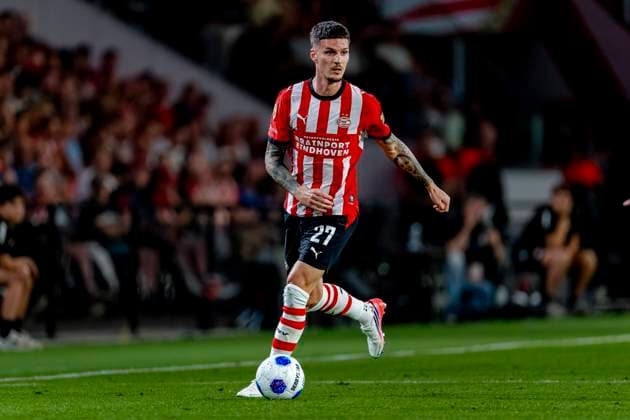 EINDHOVEN - PSV Eindhoven forward Dennis Man during the Vriendenloterij Eredivisie match between PSV and Fortuna Sittard at Philips Stadion on August 8, 2026 in Eindhoven, the Netherlands. (Photo by DeFodi Images) - *** EINDHOVEN PSV Eindhoven forward Dennis Man during the Vriendenloterij Eredivisie match between PSV and Fortuna Sittard at Philips Stadion on August 8, 2026, in Eindhoven, the Netherlands. Photo by DeFodi Images