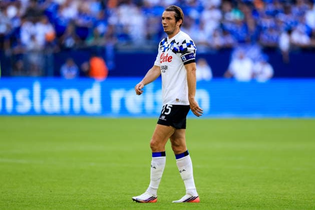 GELSENKIRCHEN, GERMANY - AUGUST 8: Marten De Roon of Atalanta BC looks on during the pre-season friendly match between FC Schalke 04 and Atalanta BC at the Veltins-Arena on August 8, 2026 in Gelsenkirchen, Germany.  Copyright: xRenexNijhuis MBxMediax