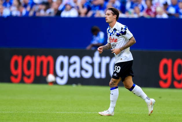 GELSENKIRCHEN, GERMANY - AUGUST 8: Nicola Zalewski of Atalanta BC looks on during the pre-season friendly match between FC Schalke 04 and Atalanta BC at the Veltins-Arena on August 8, 2026 in Gelsenkirchen, Germany.  Copyright: xRenexNijhuis MBxMediax