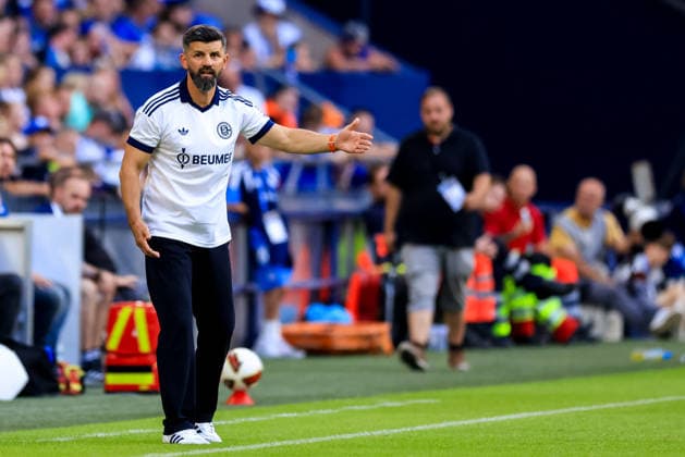 GELSENKIRCHEN, GERMANY - AUGUST 8: FC Schalke 04 head coach Miron Muslic gestures during the pre-season friendly match between FC Schalke 04 and Atalanta BC at the Veltins-Arena on August 8, 2026 in Gelsenkirchen, Germany.  Copyright: xRenexNijhuis MBxMediax