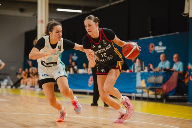 RECORD DATE NOT STATED Lara Gierlich ( 12; Deutschland) treibt den Ball am Flügel voran und zieht an einer Spielerin von Slovenija vorbei. Die Szene findet in der Kistamässan in Stockholm statt. Lara Gierlich ( 12; Deutschland) dribbelt an Slovenija-Verteidigerin vorbei *** Lara Gierlich, No. 12, of Germany drives the ball down the wing and passes a Slovenian player. The scene takes place at Kistamässan in Stockholm. Lara Gierlich, No. 12, of Germany dribbles past a Slovenian defender. Copyright: xJoelxKruehlerx
