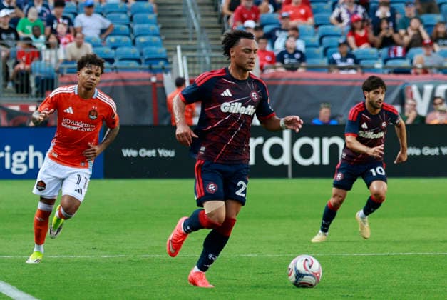 FOXBOROUGH, MA - AUGUST 08: Peyton Miller 25 of the New England Revolution races from Lawrence Ennali 11 of the Houston Dynamo FC during a match between the New England Revolution and Houston Dynamo FC on August 8, 2026, at Gillette Stadium in Foxborough, Massachusetts. (Photo by Fred Kfoury III Icon Sportswire) SOCCER: AUG 08 MLS, Fussball Herren, USA New England Revolution vs Houston Dynamo FC EDITORIAL USE ONLY Icon482260808010