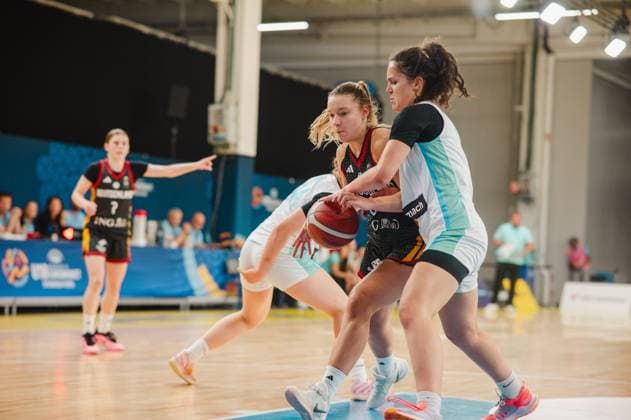 RECORD DATE NOT STATED Darina Zraychenko kämpft im Zentrum des Spielfelds in der Kistamässan in Stockholm energisch um den Ball gegen zwei Spielerinnen Slovenijas. Im Hintergrund zeigt eine weitere Deutschland-Spielerin mit 7 auf das Spielgeschehen. Darina Zraychenko ( 8; Deutschland) im Zweikampf um den Ball *** Darina Zraychenko is fighting energetically for the ball in the center of the field at Kistamässan in Stockholm against two Slovenian players. In the background, another German player wearing number 7 is watching the action. Darina Zraychenko (8, Germany) is in a battle for the ball. Copyright: xJoelxKruehlerx