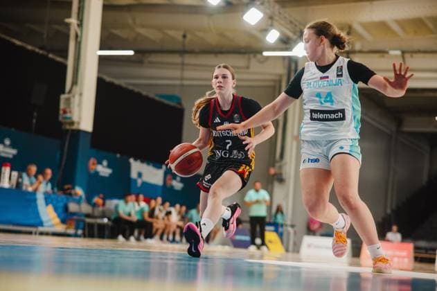 RECORD DATE NOT STATED Emma Steinbicker ( 7; Deutschland) treibt den Ball in Richtung Korb und wird von Varja Bernot ( 14; Slovenija) unter Druck gesetzt. Die Szene zeigt einen intensiven Zweikampf beim Basketball-Länderspiel in der Kistamässan, Stockholm. Emma Steinbicker ( 7; Deutschland) dribbelt gegen Varja Bernot ( 14; Slovenija) *** Emma Steinbicker 7 of Germany drives toward the basket and is pressured by Varja Bernot 14 of Slovenia. The scene shows an intense one-on-one battle during the international basketball game at Kistamässan in Stockholm. Emma Steinbicker 7 of Germany dribbles against Varja Bernot 14 of Slovenia. Copyright: xJoelxKruehlerx