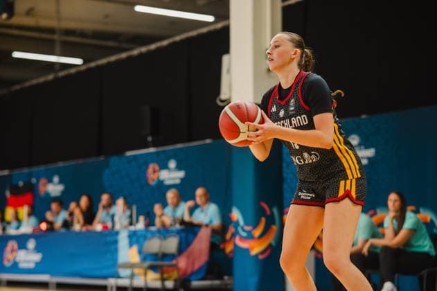 RECORD DATE NOT STATED Mia Wiegand ( 13; Deutschland) bereitet einen Wurf vor und hält den Basketball beidhändig vor dem Körper. Im Hintergrund sind Zuschauer und die Hallenbande der Kistamässan in Stockholm zu sehen. Mia Wiegand ( 13; Deutschland) mit Ball beim Wurfansatz *** Mia Wiegand, 13, from Germany, prepares to shoot and holds the basketball with both hands in front of her body. Spectators and the arena railing at Kistamässan in Stockholm can be seen in the background. Mia Wiegand, 13, from Germany, with the ball as she prepares to shoot. Copyright: xJoelxKruehlerx