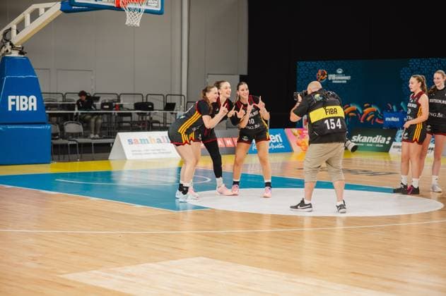 RECORD DATE NOT STATED Drei Spielerinnen von Deutschland posieren jubelnd auf dem Spielfeld der Kistamässan in Stockholm, darunter Mia Wiegand ( 13) und Frederike Askamp ( 14), während ein FIBA-Fotograf das Bild festhält. Zwei weitere Teamkolleginnen stehen am rechten Bildrand. Mia Wiegand ( 13; Deutschland) und Frederike Askamp ( 14; Deutschland) beim Jubel-Foto *** Three players from Germany pose jubilantly on the court at Kistamässan in Stockholm, including Mia Wiegand (13) and Frederike Askamp (14), while a FIBA photographer captures the moment. Two other teammates are standing on the right edge of the photo: Mia Wiegand (13), Germany, and Frederike Askamp (14), Germany, celebrating. Photo Copyright: xJoelxKruehlerx