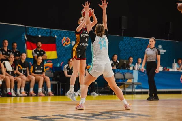 RECORD DATE NOT STATED Laura Knaup ( 4; Deutschland) geht mit dem Ball hoch zum Wurf, während Varja Bernot ( 14; Slovenija) die Arme streckt und den Abschluss zu blocken versucht. Im Hintergrund ist die deutsche Bank mit Ersatzspielerinnen und eine deutsche Flagge zu sehen. Laura Knaup ( 4; Deutschland) beim Wurfversuch gegen Varja Bernot ( 14; Slovenija) *** Laura Knaup, No. 4, Germany, jumps up with the ball to take a shot, while Varja Bernot 14 of Slovenia stretches out her arms and tries to block the shot. In the background, the German bench with substitute players and a German flag can be seen. Laura Knaup 4 of Germany attempts a shot against Varja Bernot 14 of Slovenia. Copyright: xJoelxKruehlerx
