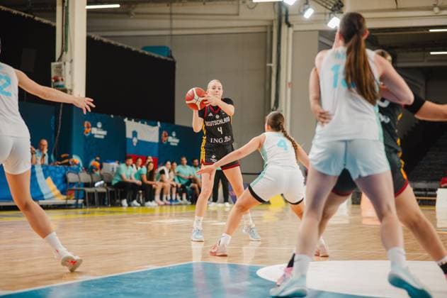 RECORD DATE NOT STATED Laura Knaup ( 4; Deutschland) hält den Ball in Wurfposition und sucht eine Anspielstation, während eine Spielerin von Slovenija ( 4 Mia Jancic) in Abwehrstellung vor ihr steht. Im Hintergrund sind weitere Spielerinnen beider Teams sowie Betreuer auf der Bank zu sehen. Laura Knaup ( 4; Deutschland) im Angriff gegen Slovenija *** Laura Knaup 4 of Germany holds the ball in a shooting position and looks for a teammate to pass to, while a player from Slovenia 4, Mia Jancic, stands in front of her in a defensive position. In the background, other players from both teams and coaches on the bench can be seen. Laura Knaup 4 of Germany on the attack against Slovenia Copyright: xJoelxKruehlerx