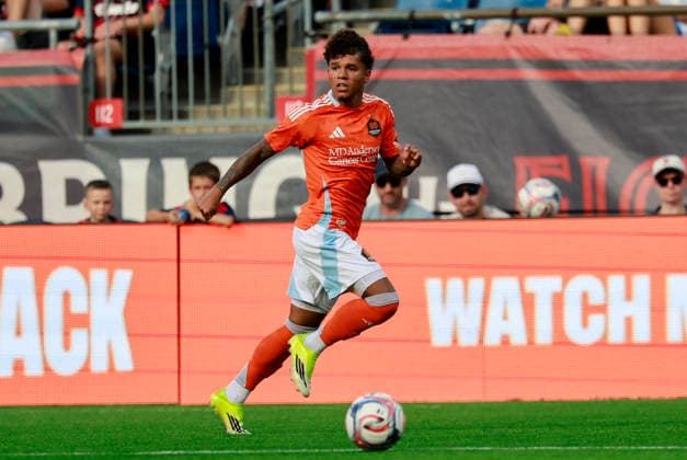 FOXBOROUGH, MA - AUGUST 08: Lawrence Ennali 11 of the Houston Dynamo FC looks inside during a match between the New England Revolution and Houston Dynamo FC on August 8, 2026, at Gillette Stadium in Foxborough, Massachusetts. (Photo by Fred Kfoury III Icon Sportswire) SOCCER: AUG 08 MLS, Fussball Herren, USA New England Revolution vs Houston Dynamo FC EDITORIAL USE ONLY Icon482260808018