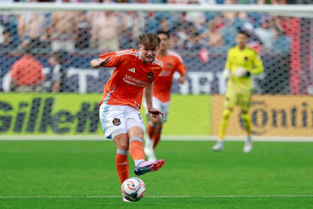 FOXBOROUGH, MA - AUGUST 08: Jack McGlynn 8 of the Houston Dynamo FC plays a through ball during a match between the New England Revolution and Houston Dynamo FC on August 8, 2026, at Gillette Stadium in Foxborough, Massachusetts. (Photo by Fred Kfoury III Icon Sportswire) SOCCER: AUG 08 MLS, Fussball Herren, USA New England Revolution vs Houston Dynamo FC EDITORIAL USE ONLY Icon482260808019