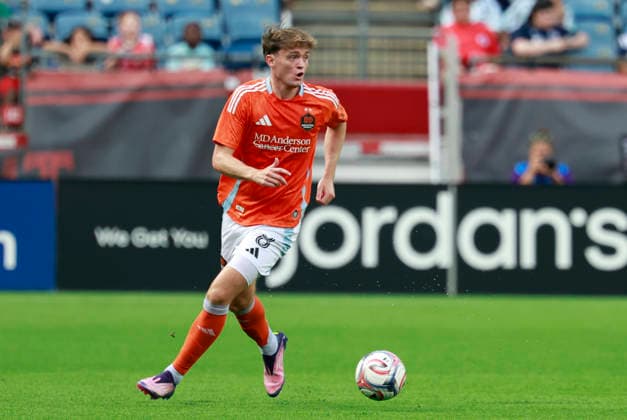 FOXBOROUGH, MA - AUGUST 08: Jack McGlynn 8 of the Houston Dynamo FC looks wide during a match between the New England Revolution and Houston Dynamo FC on August 8, 2026, at Gillette Stadium in Foxborough, Massachusetts. (Photo by Fred Kfoury III Icon Sportswire) SOCCER: AUG 08 MLS, Fussball Herren, USA New England Revolution vs Houston Dynamo FC EDITORIAL USE ONLY Icon482260808021