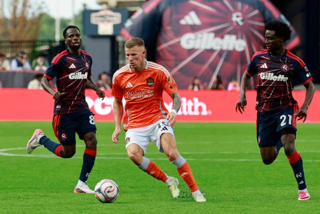 FOXBOROUGH, MA - AUGUST 08: Ezequiel Ponce 10 of the Houston Dynamo FC cuts between Alhassan Yusuf 80 of the New England Revolution and Brooklyn Raines 21 of the New England Revolution during a match between the New England Revolution and Houston Dynamo FC on August 8, 2026, at Gillette Stadium in Foxborough, Massachusetts. (Photo by Fred Kfoury III Icon Sportswire) SOCCER: AUG 08 MLS, Fussball Herren, USA New England Revolution vs Houston Dynamo FC EDITORIAL USE ONLY Icon482260808022