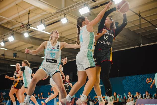 RECORD DATE NOT STATED Lilli Schultze ( 16; Deutschland) zieht mit dem Ball hoch zum Korbleger, während Dasa Cerne ( 12; Slovenija) und eine weitere Spielerin Slovenijas die Verteidigung aufbauen. Die Szene findet in der Kistamässan in Stockholm statt. Lilli Schultze ( 16; Deutschland) im Angriff gegen Slovenija *** Lilli Schultze (16), Germany, drives up the court with the ball for a layup, while Dasa Cerne (12), Slovenia, and another Slovenian player set up their defense. The scene takes place at Kistamässan in Stockholm. Lilli Schultze (16), Germany, on offense against Slovenia. Copyright: xJoelxKruehlerx