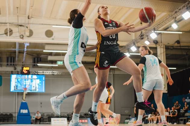 RECORD DATE NOT STATED Sarah Siebold ( 20; Deutschland) zieht dynamisch zum Korb und legt den Ball trotz des Blocks einer Slovenija-Spielerin auf. Im Hintergrund ist Varja Bernot ( 14; Slovenija) zu sehen. Sarah Siebold ( 20; Deutschland) beim Korbleger gegen Slovenija *** Sarah Siebold (20), Germany, drives dynamically toward the basket and lays the ball in despite a block by a Slovenian player. In the background is Varja Bernot (14), Slovenia, as Sarah Siebold (20), Germany, makes a layup against Slovenia. Copyright: xJoelxKruehlerx
