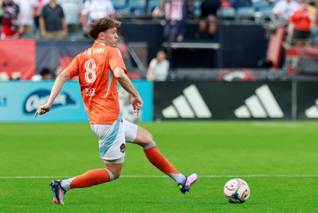 FOXBOROUGH, MA - AUGUST 08: Jack McGlynn 8 of the Houston Dynamo FC passes during a match between the New England Revolution and Houston Dynamo FC on August 8, 2026, at Gillette Stadium in Foxborough, Massachusetts. (Photo by Fred Kfoury III Icon Sportswire) SOCCER: AUG 08 MLS, Fussball Herren, USA New England Revolution vs Houston Dynamo FC EDITORIAL USE ONLY Icon482260808023