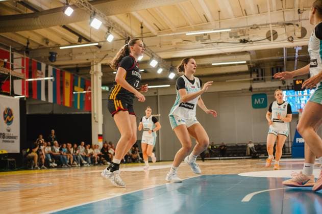 RECORD DATE NOT STATED Mia Wiegand ( 13; Deutschland) setzt sich im Laufduell gegen eine Spielerin von Slovenija durch. Im Hintergrund sind weitere Spielerinnen beider Teams sowie Zuschauer in der Kistamässan Stockholm zu sehen. Mia Wiegand ( 13; Deutschland) im Zweikampf gegen Slovenija *** Mia Wiegand 13 of Germany prevails in a footrace against a player from Slovenia. In the background, other players from both teams and spectators can be seen at Kistamässan in Stockholm. Mia Wiegand 13 of Germany in a one-on-one battle against Slovenia Copyright: xJoelxKruehlerx