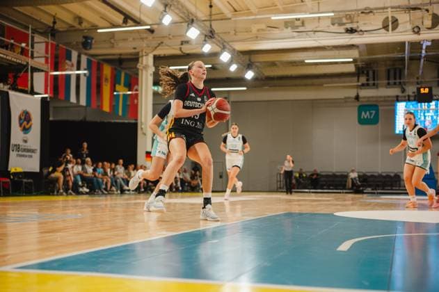 RECORD DATE NOT STATED Mia Wiegand ( 13; Deutschland) treibt den Ball in der Kistamässan Stockholm und bereitet einen Wurf vor. Im Hintergrund sind Spielerinnen Slovenijas in Verfolgung. Mia Wiegand ( 13; Deutschland) mit Ball beim U18 EuroBasket *** Mia Wiegand (No. 13), Germany, drives the ball at Kistamässan in Stockholm and sets up a shot. In the background, players from Slovenia are in pursuit. Mia Wiegand (No. 13), Germany, with the ball at the U18 EuroBasket Copyright: xJoelxKruehlerx