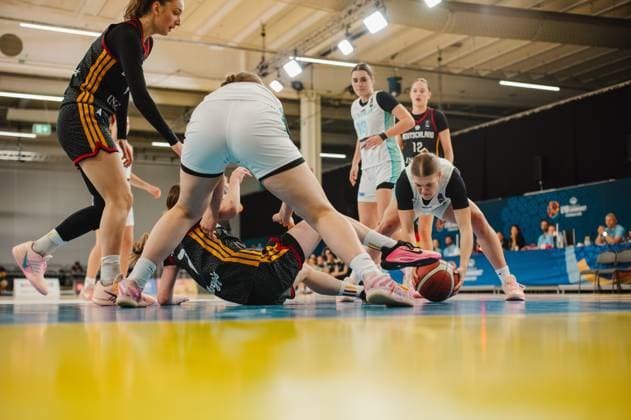 RECORD DATE NOT STATED Dramatische Bodensituation beim U18-Basketball-Europameisterschaft-Spiel in Stockholm: Eine deutsche Spielerin liegt auf dem Parkett und kämpft mit einer Spielerin Slovenijas um den losen Ball. Lara Gierlich ( 12; Deutschland) beobachtet die Szene aus nächster Nähe. Lara Gierlich ( 12; Deutschland) im intensiven Zweikampf um den Ball *** Dramatic moment on the court during the U18 European Basketball Championship game in Stockholm: A German player lies on the court, battling a Slovenian player for the loose ball. Lara Gierlich 12 (Germany) watches the scene up close. Lara Gierlich 12 (Germany) is locked in an intense battle for the ball. Copyright: xJoelxKruehlerx