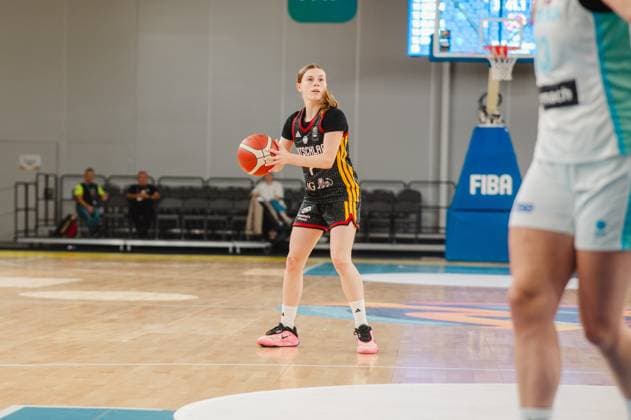 RECORD DATE NOT STATED Eine Spielerin Deutschlands steht mit dem Basketball in beiden Händen in Wurfposition auf dem Parkett der Kistamässan in Stockholm. Im Hintergrund ist das FIBA-Branding sichtbar, rechts im Anschnitt eine Gegenspielerin. Deutschland-Spielerin mit Ball beim Wurfaufbau in Stockholm *** A German player stands on the court at Kistamässan in Stockholm, holding the basketball in both hands and in a shooting position. The FIBA logo is visible in the background, and an opposing player is partially visible on the right. German player with the ball preparing to shoot in Stockholm Copyright: xJoelxKruehlerx