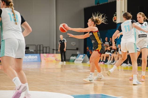 RECORD DATE NOT STATED Darina Zraychenko ( 8; Deutschland) treibt den Ball in dynamischer Streckbewegung in Richtung Korb, umgeben von Spielerinnen Slovenijas. Im Hintergrund ist eine Schiedsrichterin sowie die Teambank zu sehen. Darina Zraychenko ( 8; Deutschland) mit Ballkontakt gegen Slovenija *** Darina Zraychenko 8 of Germany drives toward the basket with a dynamic, extended motion, surrounded by Slovenian players. In the background, a referee and the team bench can be seen. Darina Zraychenko 8 of Germany has the ball against Slovenia. Copyright: xJoelxKruehlerx