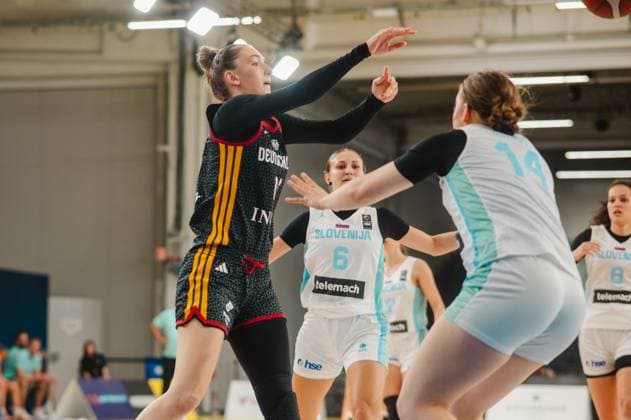 RECORD DATE NOT STATED Frederike Askamp ( 14; Deutschland) zieht zum Wurf hoch und wird von einer Spielerin Slovenijas geblockt. Zana Sivka ( 6; Slovenija) steht dahinter und beobachtet die Aktion in der Kistamässan in Stockholm. Frederike Askamp ( 14; Deutschland) beim Wurfversuch gegen Slovenija *** Frederike Askamp 14 of Germany moves up for a shot and is blocked by a Slovenian player Zana Sivka 6 of Slovenia stands behind her and watches the action at the Kistamässan in Stockholm Frederike Askamp 14 of Germany attempts a shot against Slovenia Copyright: xJoelxKruehlerx