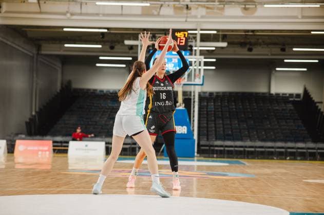 RECORD DATE NOT STATED Lilli Schultze ( 16; Deutschland) hält den Ball hoch und sucht eine Wurfmöglichkeit, während eine Spielerin von Slovenija die Arme streckt und den Abschluss zu blocken versucht. Die Szene findet in der Kistamässan in Stockholm statt. Lilli Schultze ( 16; Deutschland) im Angriff gegen Slovenija *** Lilli Schultze, 16, of Germany keeps the ball in the air and looks for a shooting opportunity, while a player from Slovenia stretches out her arms and tries to block the shot. The scene takes place at Kistamässan in Stockholm. Lilli Schultze, 16, of Germany on the attack against Slovenia Copyright: xJoelxKruehlerx