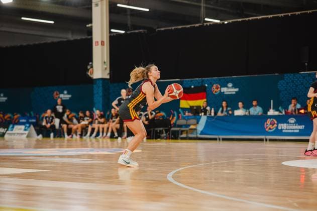 RECORD DATE NOT STATED Darina Zraychenko ( 8; Deutschland) bereitet sich mit dem Ball in den Händen zum Wurf vor, im Hintergrund ist die deutsche Flagge und die Teambank sichtbar. Die Szene findet in der Kistamässan in Stockholm beim FIBA U18 Women s EuroBasket statt. Darina Zraychenko ( 8; Deutschland) beim Wurfansatz in Stockholm *** Darina Zraychenko, No. 8, Germany, prepares to shoot with the ball in her hands, with the German flag and the team bench visible in the background. The scene takes place at Kistamässan in Stockholm during the FIBA U18 Women’s EuroBasket. Darina Zraychenko 8 of Germany prepares to shoot in Stockholm Copyright: xJoelxKruehlerx