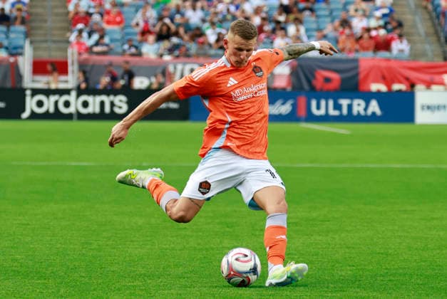 FOXBOROUGH, MA - AUGUST 08: Ezequiel Ponce 10 of the Houston Dynamo FC hits a cross during a match between the New England Revolution and Houston Dynamo FC on August 8, 2026, at Gillette Stadium in Foxborough, Massachusetts. (Photo by Fred Kfoury III Icon Sportswire) SOCCER: AUG 08 MLS, Fussball Herren, USA New England Revolution vs Houston Dynamo FC EDITORIAL USE ONLY Icon482260808020