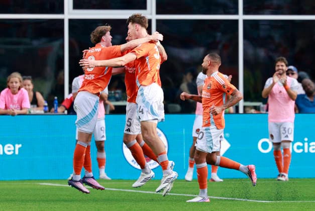 FOXBOROUGH, MA - AUGUST 08: Teammates mob Agustin Resch 34 of the Houston Dynamo FC after his goal during a match between the New England Revolution and Houston Dynamo FC on August 8, 2026, at Gillette Stadium in Foxborough, Massachusetts. (Photo by Fred Kfoury III Icon Sportswire) SOCCER: AUG 08 MLS, Fussball Herren, USA New England Revolution vs Houston Dynamo FC EDITORIAL USE ONLY Icon482260808034