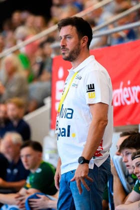 Altensteig: SCup - 26 27 - Frisch Auf Goeppingen - HBW Balingen Trainer Ben Matschke (Goeppingen) Altensteig Eichwaldhalle Baden-Württemberg Deutschland *** Altensteig SCup 26 27 Frisch Auf Göppingen HBW Balingen Coach Ben Matschke Göppingen Altensteig Eichwaldhalle Baden-Württemberg Germany