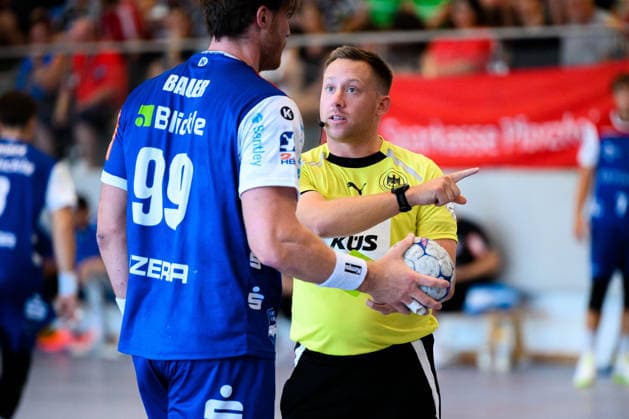 Altensteig: SCup - 26 27 - Frisch Auf Goeppingen - HBW Balingen Stefan Bauer (Balingen), Schiedsrichter Andre Kolb Altensteig Eichwaldhalle Baden-Württemberg Deutschland *** Altensteig SCup 26 27 Frisch Auf Göppingen HBW Balingen Stefan Bauer Balingen, Referee Andre Kolb Altensteig Eichwaldhalle Baden-Württemberg Germany