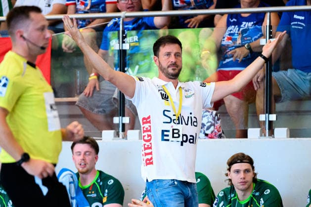 Altensteig: SCup - 26 27 - Frisch Auf Goeppingen - HBW Balingen Trainer Ben Matschke (Goeppingen) Altensteig Eichwaldhalle Baden-Württemberg Deutschland *** Altensteig SCup 26 27 Frisch Auf Göppingen HBW Balingen Coach Ben Matschke Göppingen Altensteig Eichwaldhalle Baden-Württemberg Germany