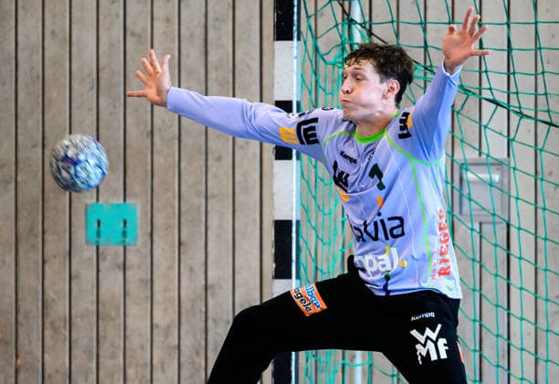 Altensteig: SCup - 26 27 - Frisch Auf Goeppingen - HBW Balingen Torhueter Julian Buchele (Goeppingen) Altensteig Eichwaldhalle Baden-Württemberg Deutschland *** Altensteig SCup 26 27 Frisch Auf Göppingen HBW Balingen Goalkeeper Julian Buchele Göppingen Altensteig Eichwaldhalle Baden-Württemberg Germany