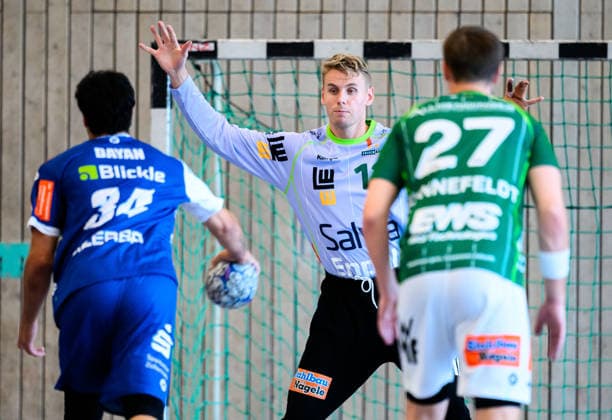 Altensteig: SCup - 26 27 - Frisch Auf Goeppingen - HBW Balingen v.li. Yonatan Dayan (Balingen), Torhueter Kristian Saeveras (Goeppingen) Altensteig Eichwaldhalle Baden-Württemberg Deutschland *** Altensteig SCup 26 27 Frisch Auf Göppingen HBW Balingen (from left): Yonatan Dayan (Balingen), goalkeeper Kristian Saeveras (Göppingen), Altensteig, Eichwaldhalle, Baden-Württemberg, Germany