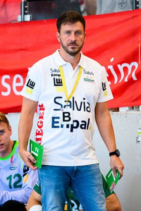 Altensteig: SCup - 26 27 - Frisch Auf Goeppingen - HBW Balingen Trainer Ben Matschke (Goeppingen) Altensteig Eichwaldhalle Baden-Württemberg Deutschland *** Altensteig SCup 26 27 Frisch Auf Göppingen HBW Balingen Coach Ben Matschke Göppingen Altensteig Eichwaldhalle Baden-Württemberg Germany