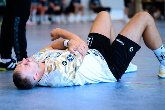 Altensteig: SCup - 26 27 - TSV Altensteig - HC Elbflorenz Jonas Thümmler Thuemmler (HC Elbflorenz) Verletzt Verletzung Schmerzen Altensteig Eichwaldhalle Baden-Württemberg Deutschland *** Altensteig SCup 26 27 TSV Altensteig HC Elbflorenz Jonas Thümmler Thuemmler HC Elbflorenz Injured Injury Pain Altensteig Eichwaldhalle Baden-Württemberg Germany