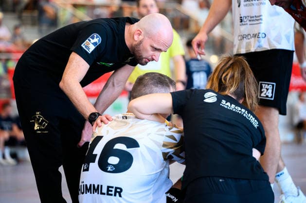 Altensteig: SCup - 26 27 - TSV Altensteig - HC Elbflorenz v.li. Trainer Andre Haber (HC Elbflorenz), Jonas Thümmler Thuemmler (HC Elbflorenz) Verletzt Verletzung Schmerzen Altensteig Eichwaldhalle Baden-Württemberg Deutschland *** Altensteig SCup 26 27 TSV Altensteig HC Elbflorenz (from left): Coach Andre Haber (HC Elbflorenz), Jonas Thümmler (HC Elbflorenz) – Injured, pain – Altensteig, Eichwaldhalle, Baden-Württemberg, Germany