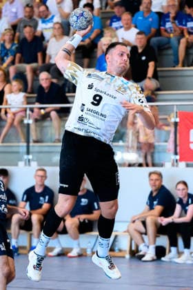 Altensteig: SCup - 26 27 - TSV Altensteig - HC Elbflorenz Julius Dierberg (HC Elbflorenz) Altensteig Eichwaldhalle Baden-Württemberg Deutschland *** Altensteig SCup 26 27 TSV Altensteig HC Elbflorenz Julius Dierberg HC Elbflorenz Altensteig Eichwaldhalle Baden-Württemberg Germany