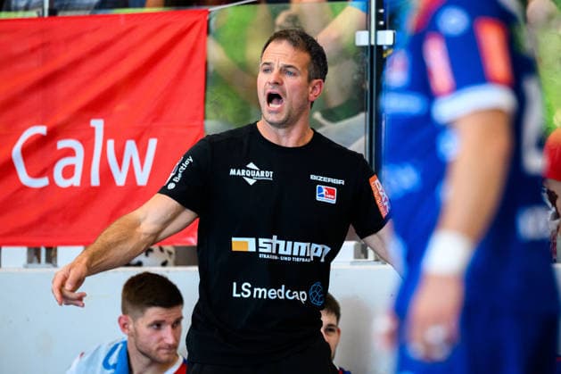 Altensteig: SCup - 26 27 - Frisch Auf Goeppingen - HBW Balingen Trainer Matthias Flohr (HBW Balingen) Altensteig Eichwaldhalle Baden-Württemberg Deutschland *** Altensteig SCup 26 27 Frisch Auf Göppingen HBW Balingen Coach Matthias Flohr HBW Balingen Altensteig Eichwaldhalle Baden-Württemberg Germany