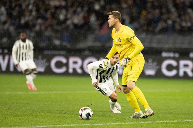SOCCER JUVENTUS INTER, Inters goal keeper Mattia Perin 1 gets challenged by Juventus attacker during the soccer exhibition match between Juventus and Inter Milan at Optus Stadium in Perth, Saturday, August, 8, 2026. ( NO ARCHIVING PERTH WESTERN AUSTRALIA AUSTRALIA  Copyright: xINGOxBURKHARDTx 20260809168977516703