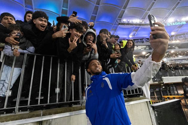 SOCCER JUVENTUS INTER, Juventus captain Lloyd Casius Kelly taking selfie with fans during the soccer exhibition match between Juventus and Inter Milan at Optus Stadium in Perth, Saturday, August, 8, 2026. ( NO ARCHIVING PERTH WESTERN AUSTRALIA AUSTRALIA  Copyright: xINGOxBURKHARDTx 20260809191936292711