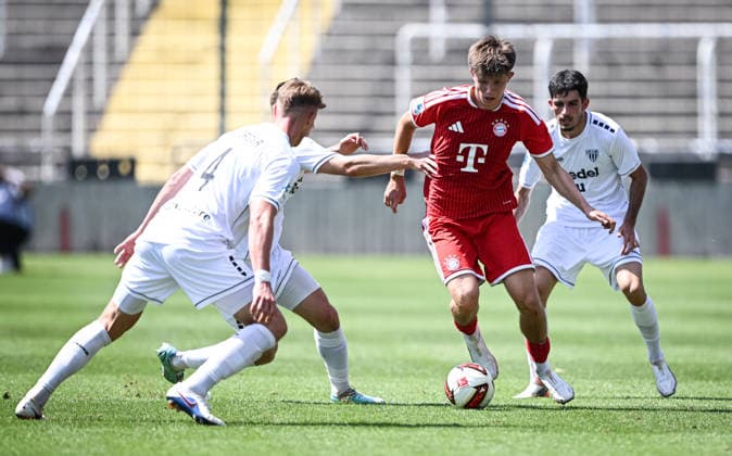 Fussball Regionalliga Bayern 2026 2027 3. Spieltag 08.08.2026 FC Bayern Muenchen II - 1. FC Schweinfurt 1905 Matous Srb (Mitte, FC Bayern Muenchen II) gegen Kevin Frisorger (Nr.4, 1. FC Schweinfurt 1905) und beobachtet von Leonard Krasniqi (re, 1. FC Schweinfurt 1905) *** Bavarian Regional League Soccer 2026–2027, Matchday 3, August 8, 2026: FC Bayern Munich II vs. 1. FC Schweinfurt 1905. Matous Srb (center), FC Bayern Munich II vs. Kevin Frisorger (No. 4), 1 FC Schweinfurt 1905, observed by Leonard Krasniqi (right), 1 FC Schweinfurt 1905