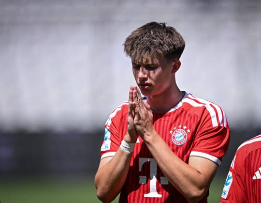 Fussball Regionalliga Bayern 2026 2027 3. Spieltag 08.08.2026 FC Bayern Muenchen II - 1. FC Schweinfurt 1905 Matous Srb (FC Bayern Muenchen II) betet vor dem Spiel *** Bavarian Regional League Soccer 2026–2027, Matchday 3, August 8, 2026: FC Bayern Munich II 1, FC Schweinfurt 1905. Matous Srb of FC Bayern Munich II prays before the game.
