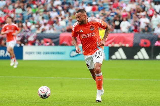 FOXBOROUGH, MA - AUGUST 08: Guilherme 20 of the Houston Dynamo dribbles in midfield during a match between the New England Revolution and Houston Dynamo FC on August 8, 2026 at Gillette Stadium in Foxborough, Massachusetts. (Photo by Summer Lamont Icon Sportswire) SOCCER: AUG 08 MLS, Fussball Herren, USA New England Revolution vs Houston Dynamo FC EDITORIAL USE ONLY Icon260808009