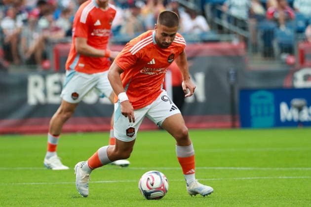 FOXBOROUGH, MA - AUGUST 08: Ondrej Lingr 9 of the Houston Dynamo FC possess the ball during a match between the New England Revolution and Houston Dynamo FC on August 8, 2026 at Gillette Stadium in Foxborough, Massachusetts. (Photo by Summer Lamont Icon Sportswire) SOCCER: AUG 08 MLS, Fussball Herren, USA New England Revolution vs Houston Dynamo FC EDITORIAL USE ONLY Icon260808010