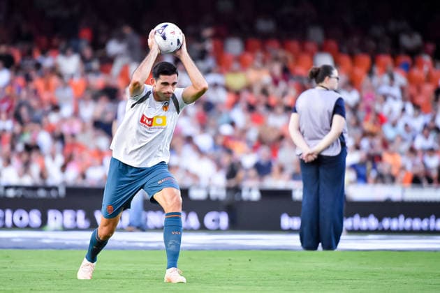 ESP: Valencia CF v Newcastle CF Pre Season match 2026 2027 Cesar Tarrega of Valencia during Pre Season match between Valencia CF VS Newcastle played at Estadio Mestalla, Valencia on August 08, 2026 Valencia, Spain. Valencia Spain Football *** ESP Valencia CF vs. Newcastle CF, 2026–2027 Preseason Match: César Tarrega of Valencia during the preseason match between Valencia CF and Newcastle CF, played at Mestalla Stadium in Valencia on August 8, 2026. Valencia, Spain. Valencia, Spain. Soccer Copyright: xLeopoldxSoglox