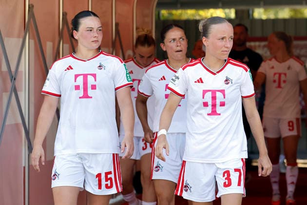 Die Fußballspielerinnen Amelie Bohnen (Abwehr), Laura Feiersinger (Mittelfeld) und Beke Sterner (Abwehr) beim Testspiel zwischen der 1. Frauen-Mannschaft des 1. FC Köln und dem FC Twente Enschede (NED) im Franz-Kremer-Stadion. (Endstand 5:1) Köln, 08.08.2026 NRW Deutschland *** Soccer players Amelie Bohnen (defense), Laura Feiersinger (midfield), and Beke Sterner (defense) during the friendly match between 1. FC Köln’s women’s first team and FC Twente Enschede (NED) at Franz Kremer Stadium. Final score: 5–1 for Köln, August 8, 2026, North Rhine-Westphalia, Germany Copyright: xChristophxHardtx
